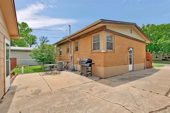 Building Photo - 2114 S Glenn Ave