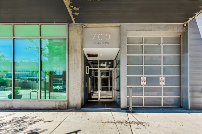 Building Photo - 700 W Van Buren St