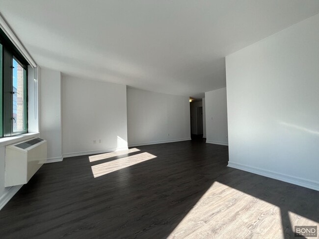Building Photo - 70 Battery Pl