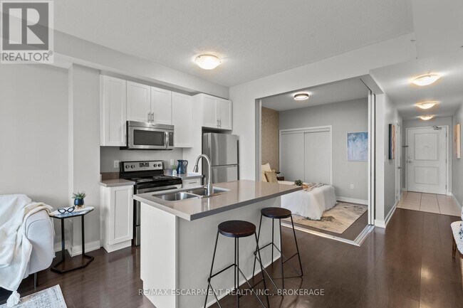 Building Photo - 35 Southshore Cres