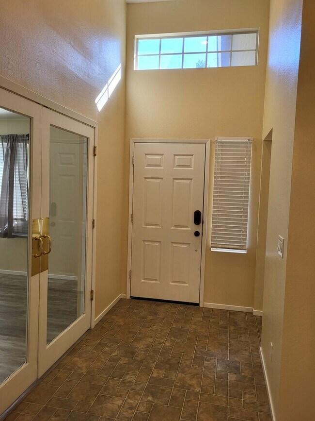 Building Photo - Newly Available! - 1784 Blue Spruce Ct, Mi...