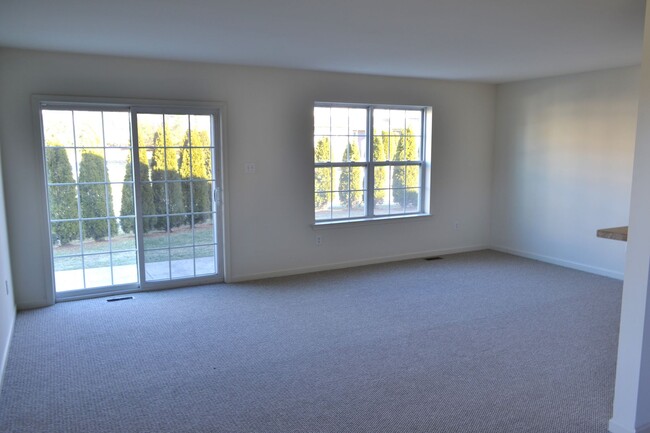 Foto del edificio - Spacious Townhome with 1-Car Garage & Pet-...