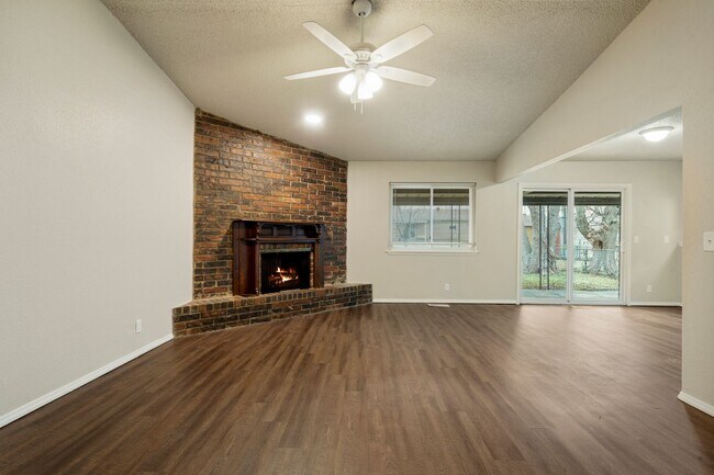 Foto del edificio - Updated 3 Bed 2 bath with 2 car garage!