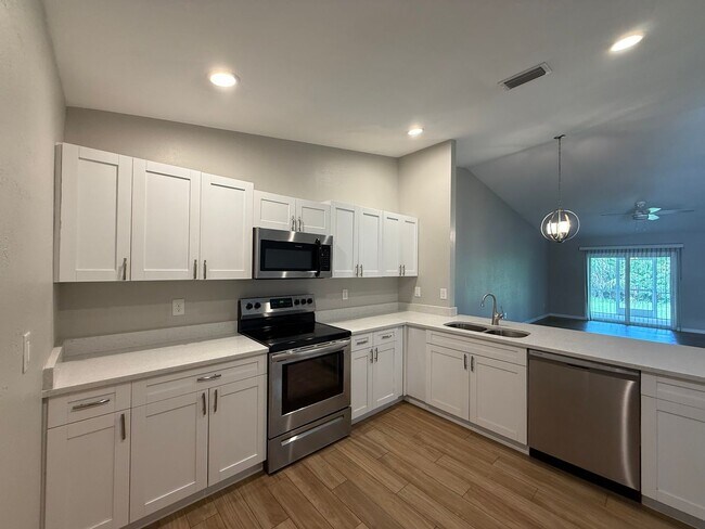 Foto del edificio - Duplex Unit For Rent In Port Charlotte