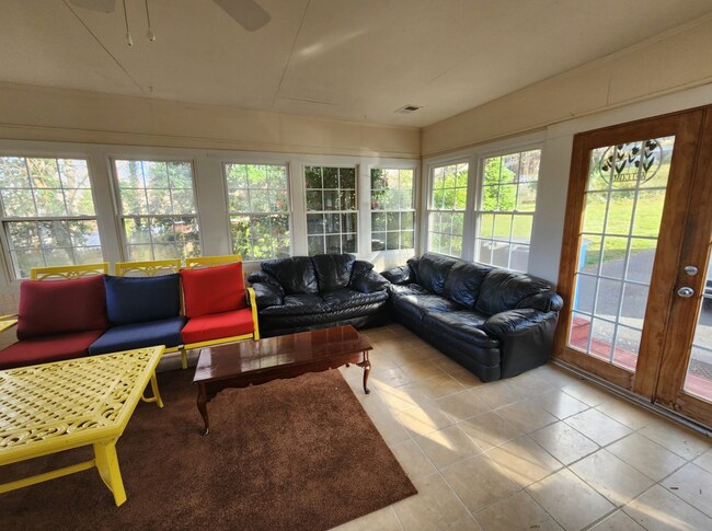 Foto del edificio - Room in House on Edith Ave