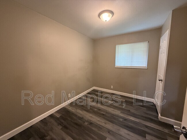Building Photo - 10877 Spring Garden Dr