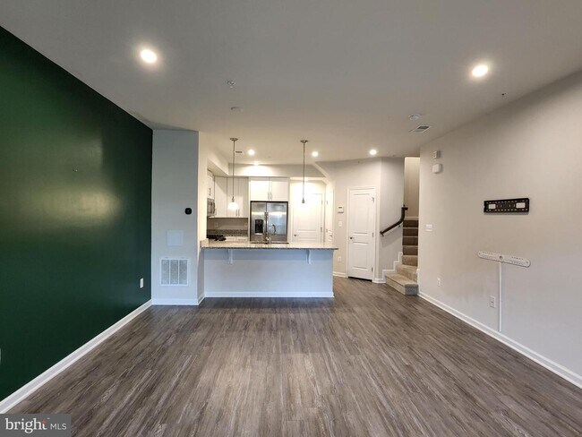 Building Photo - 10115 Dorsey Ln