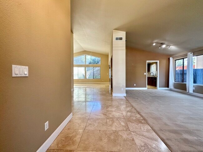 Foto del edificio - Beautiful 4 Bedroom Single Story For Rent in Gold River!