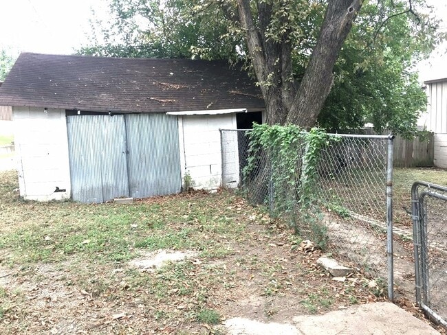 Building Photo - 2 BEDROOM HOUSE IN VAN BUREN