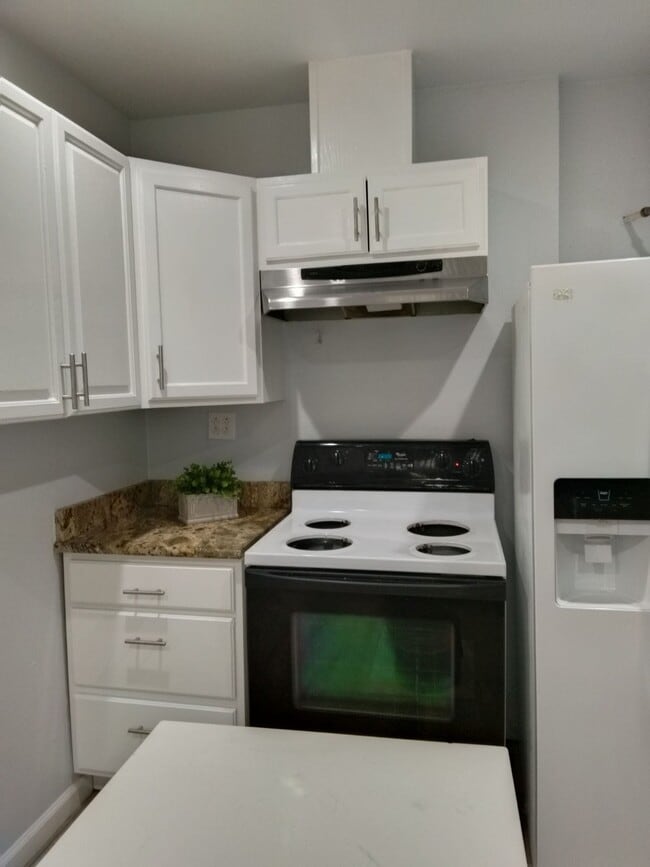 Building Photo - 1554 Danube Dr