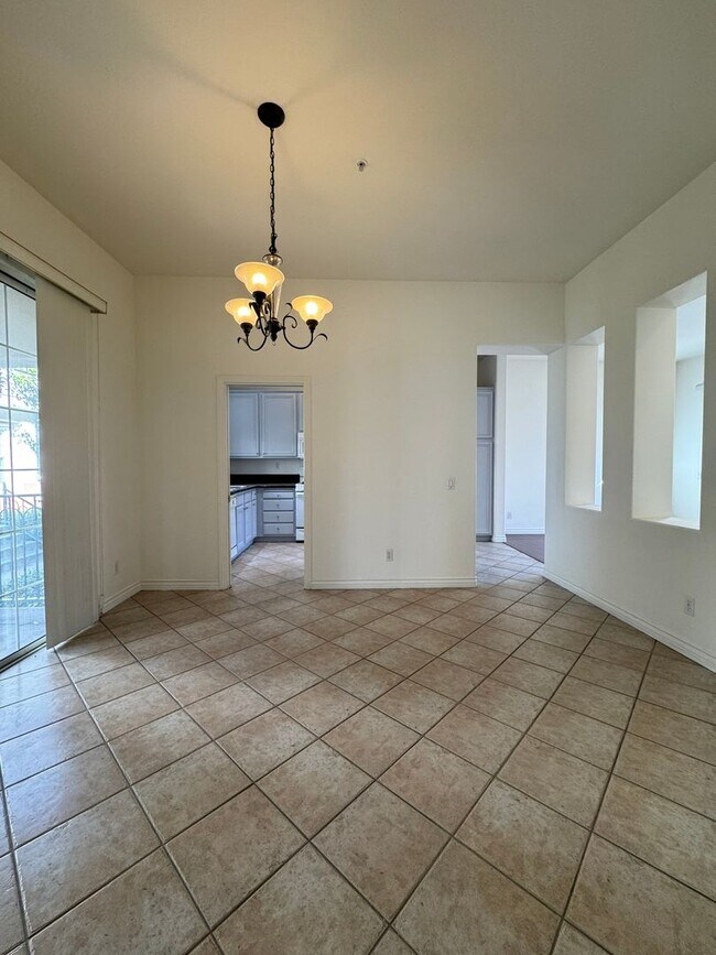 Foto del edificio - Spacious Tri-Level Townhome in Tustin Ranch