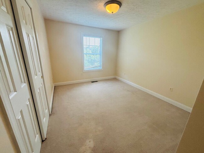 Foto del edificio - NEW FLOORS!  3 Bedroom 2.5 Half Bath Townhouse