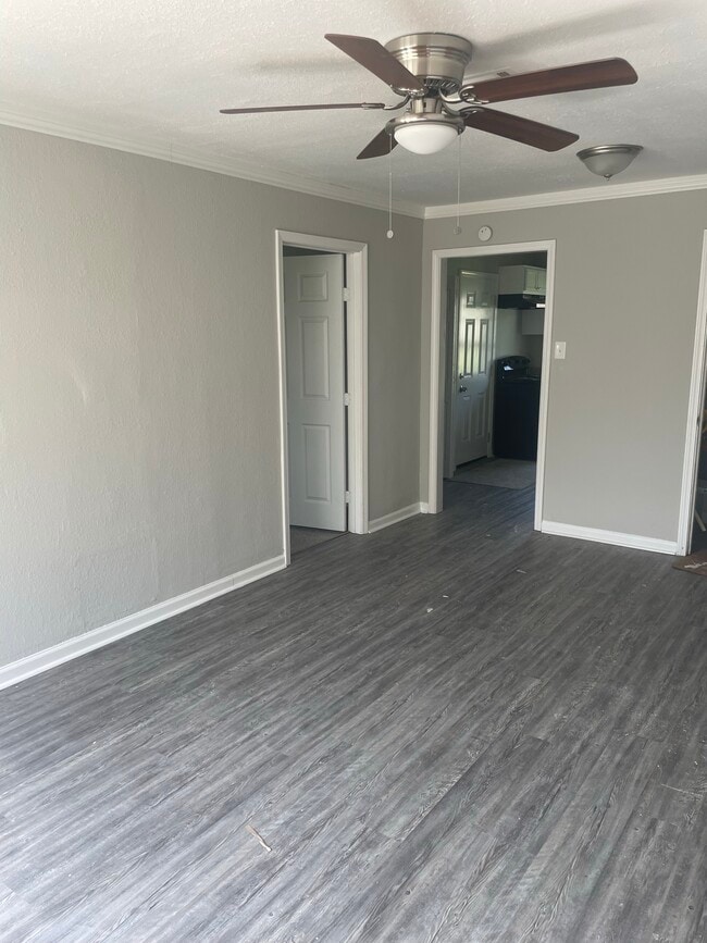 Building Photo - 1005 Southampton Dr