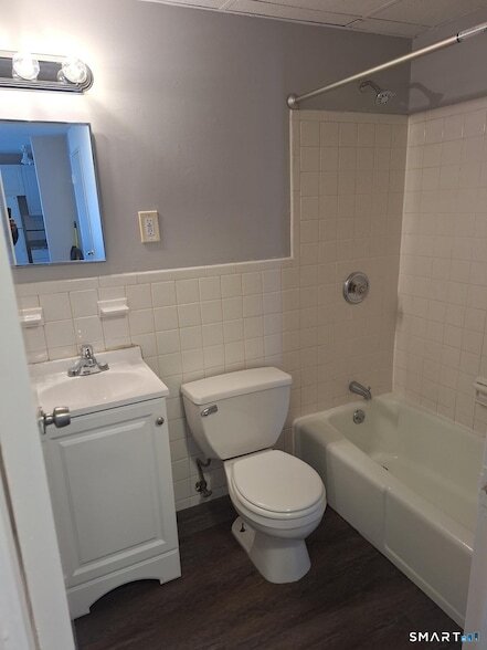 Foto del edificio - 217 Hollister Ave