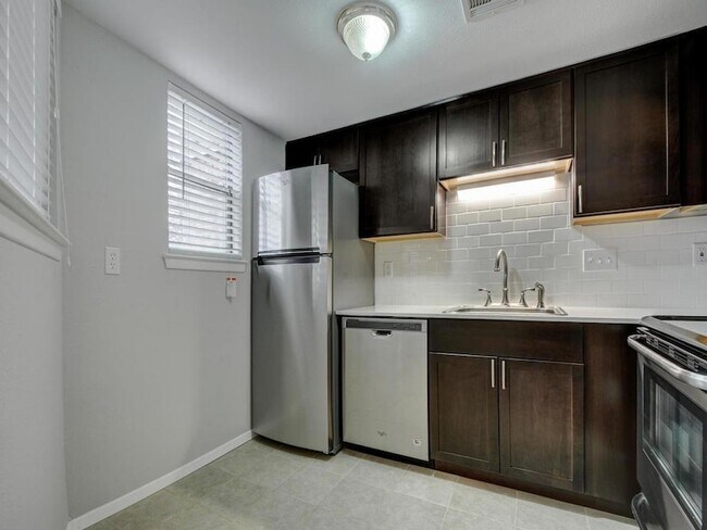 Foto del edificio - 2500 Burleson Rd