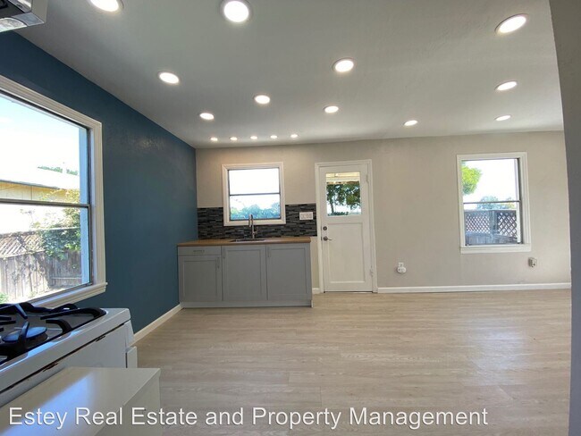 Foto del edificio - 1 br, 1 bath House - 585 East H Street