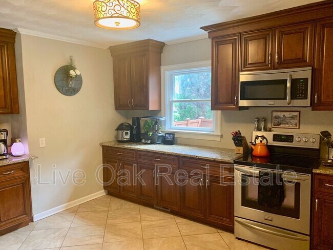 Building Photo - 121 E Bayview Blvd