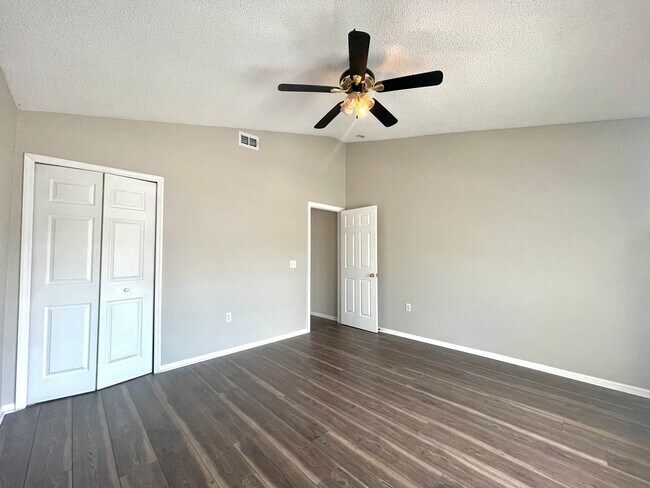 Foto del edificio - Charming 3-bed, 2-bath in Convenient Location