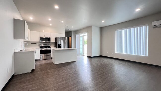 Building Photo - 841 Greenfield Dr