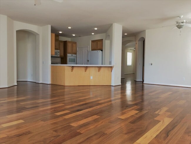 Building Photo - Available Now! 3 Bedroom 2 Bath Spacious H...