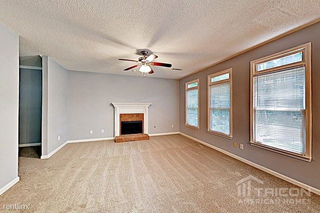 Building Photo - 240 Longwood Dr