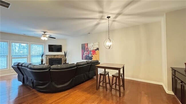 Building Photo - 2160 Greencrest Cir