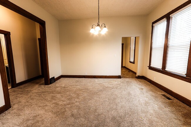 Building Photo - 3 bedroom / 2 bathroom  West Side (Not Sec...