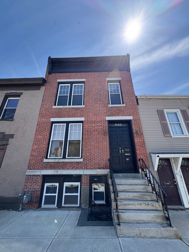 Primary Photo - 660 2nd Ave