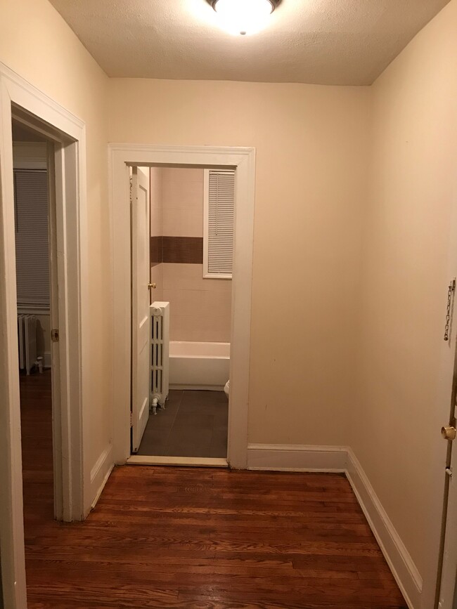 Building Photo - 320 Westcombe Ave