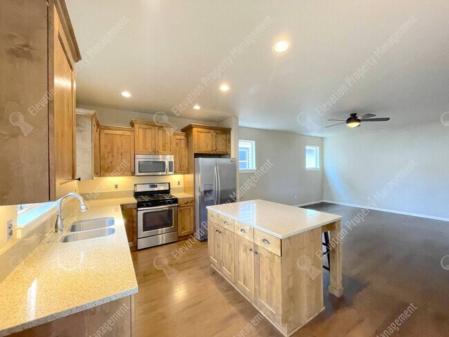 Foto del edificio - Modern home with fenced private yard in a great neighborhood!