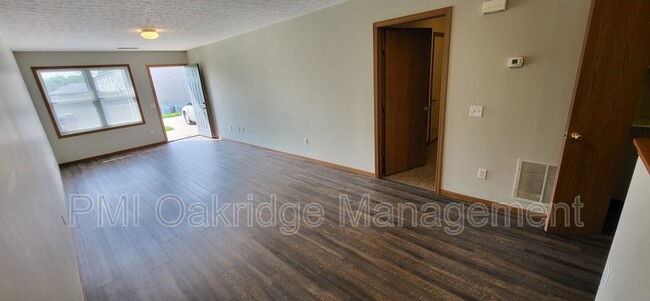 Foto del edificio - 2357 Meadowpoint Dr