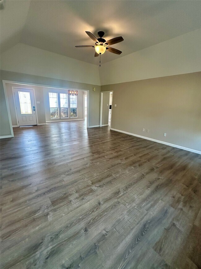 Building Photo - 127 Lori Dr