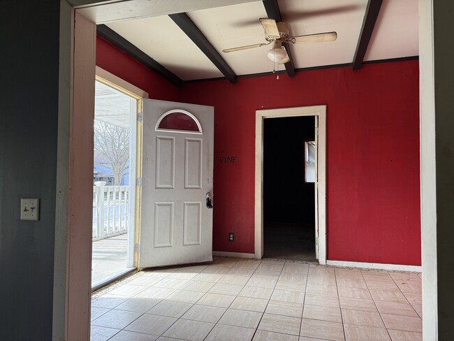 Building Photo - 913 Maple St