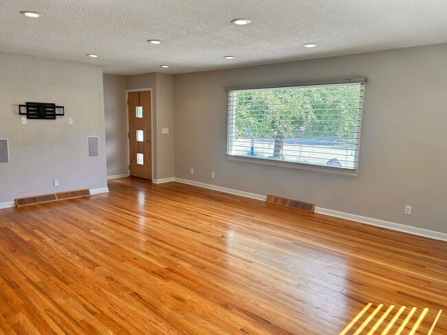 Building Photo - 4 Bedroom, 2 Bathroom in the Lower Rattles...