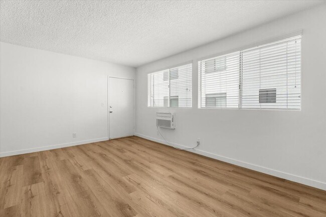 Foto del edificio - 4458 Woodman Ave