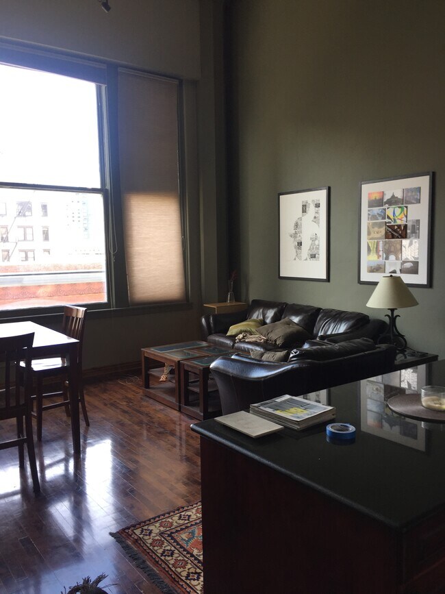Living Room - 720 16th St St