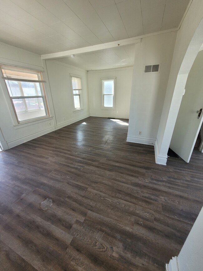 Amplia sala de estar - 819 Hawthorne Ave