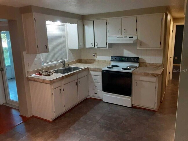 Building Photo - 2111 Hess Dr