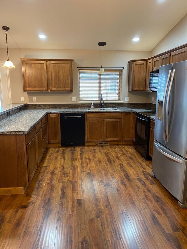 Building Photo - $500 Off First Months Rent!* Premier Livin...