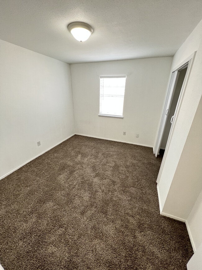 Building Photo - Pinewood Townhomes