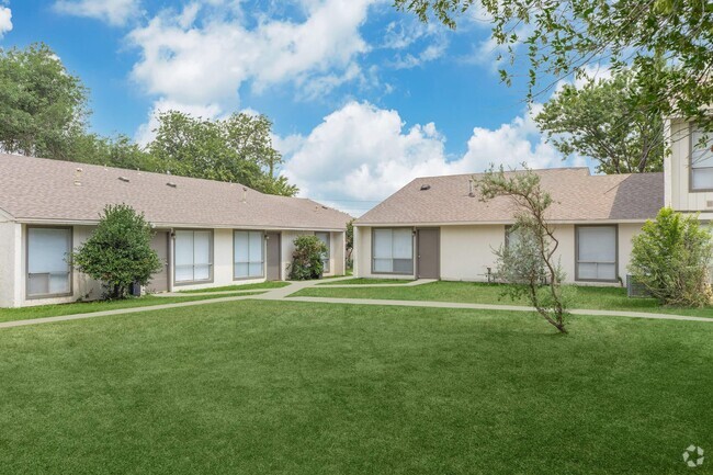 Building Photo - Country Oaks Apartments