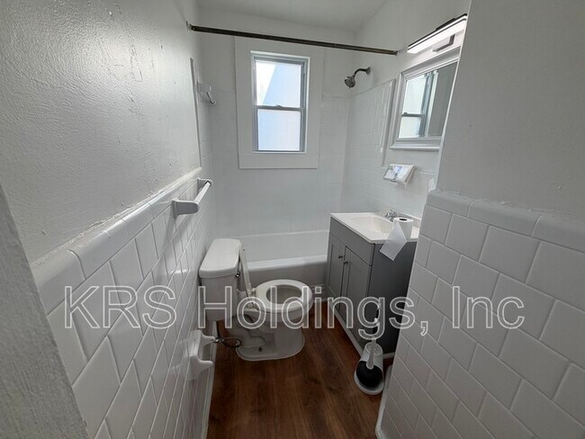 Foto del edificio - 215 W Little Creek Rd