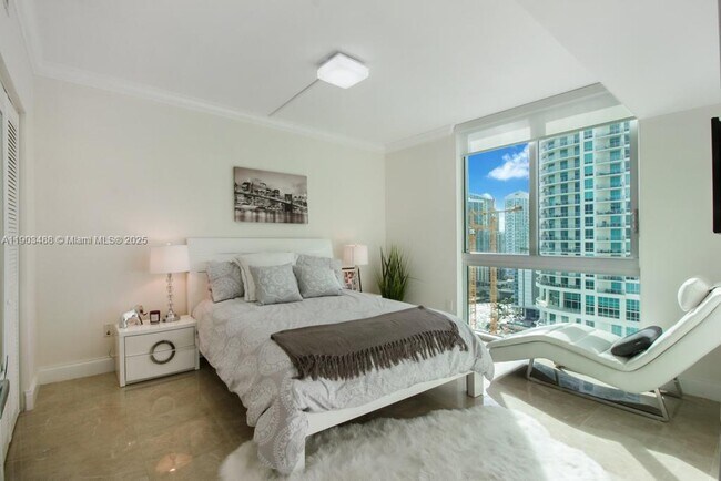Foto del edificio - 325 S Biscayne Blvd