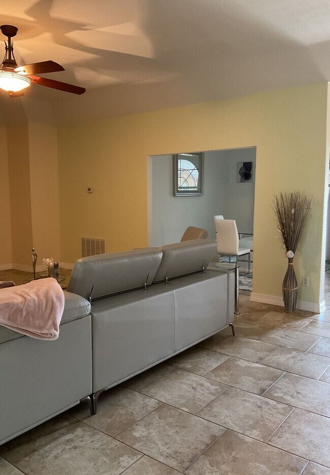 Foto del edificio - AVAILABLE NOW!