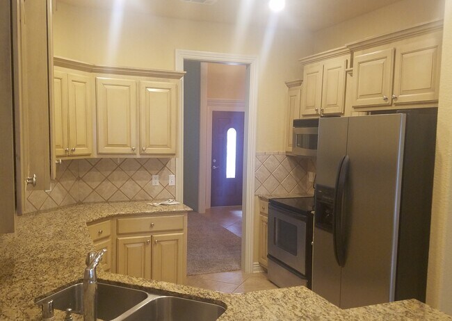 Foto del edificio - Nice 4 bedroom with fenced in yard