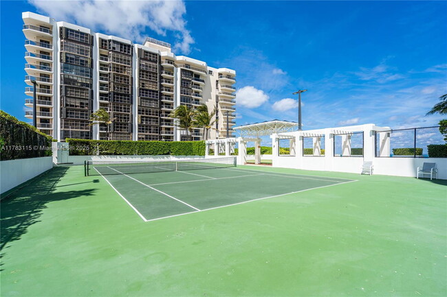 Foto del edificio - 6365 Collins Ave
