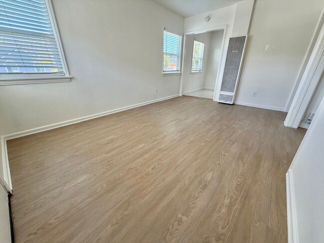Foto del edificio - Large Private Yard, New Flooring & Free Laundry in Renovated 1BD