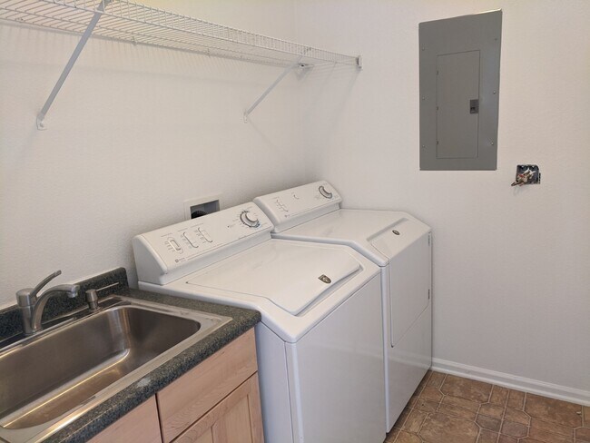Building Photo - 7572 Pineridge Trl