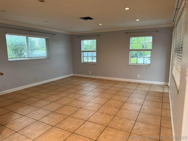 Building Photo - 2701 Middle River Dr