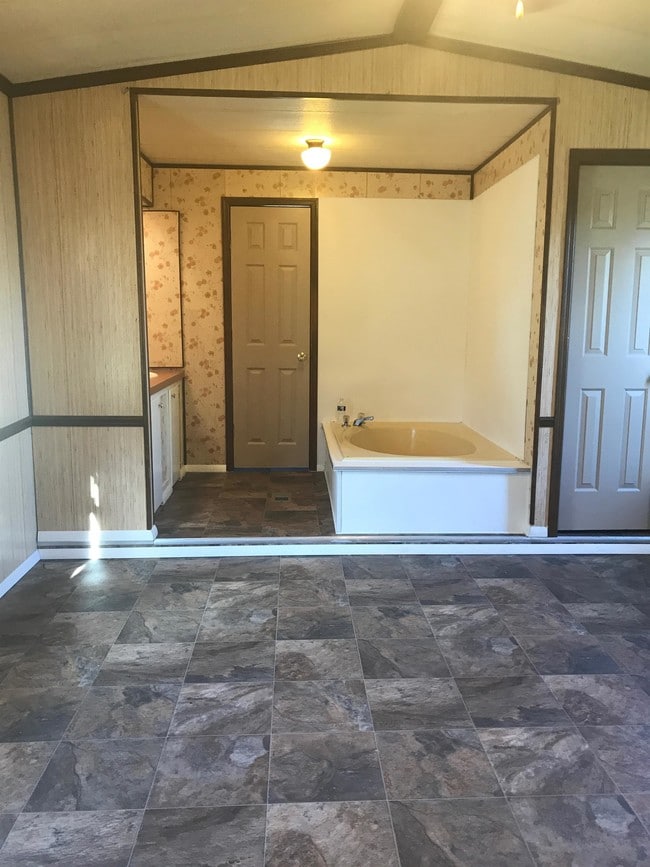 Building Photo - 66 Hickory Hollow Ln